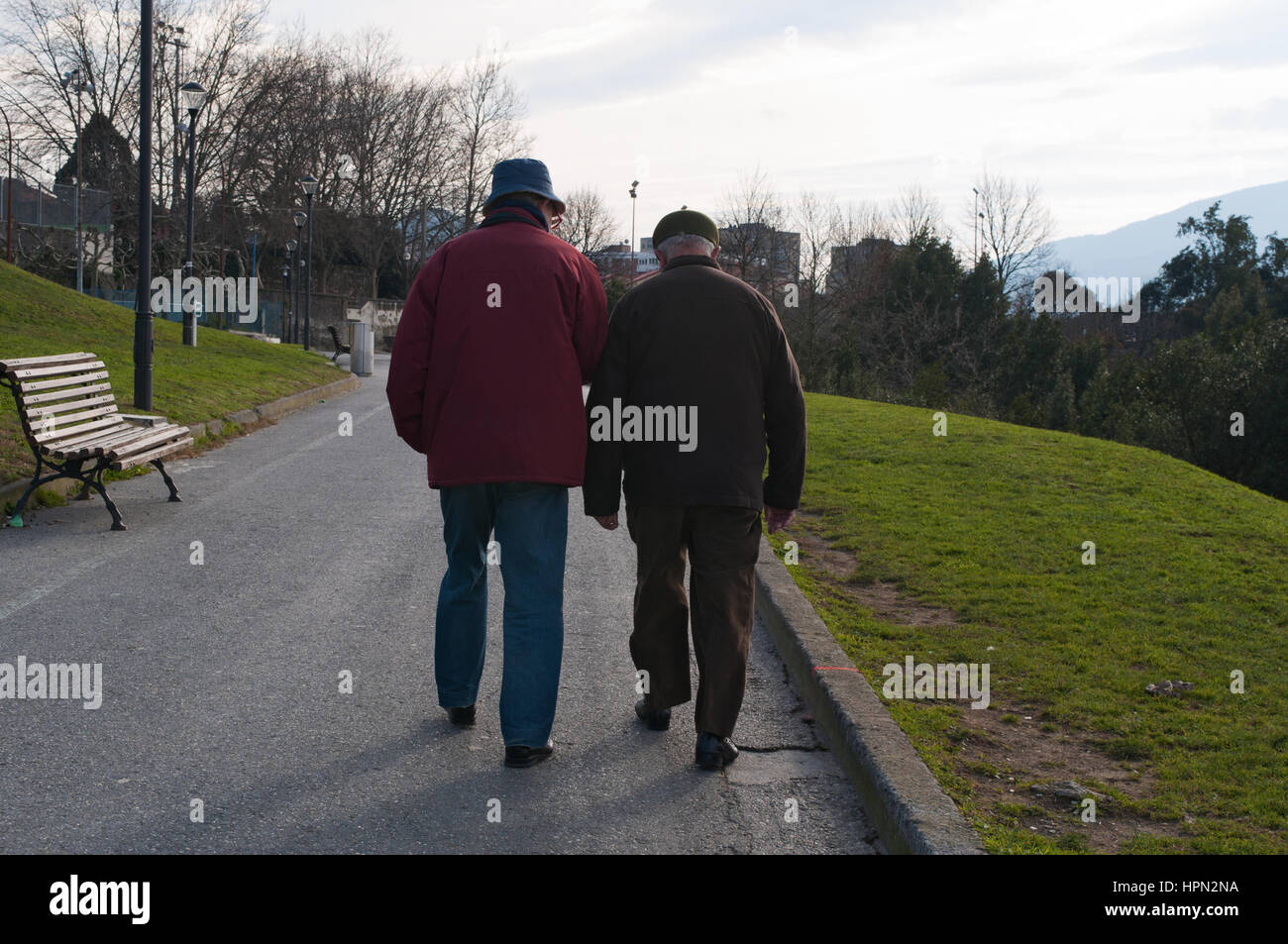 Pays Basque, Espagne : deux vieux hommes marcher dans le parc Etxebarria à Bilbao Banque D'Images