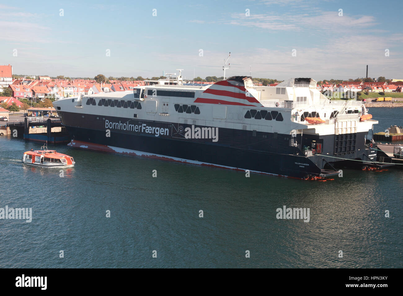 Le catamaran rapide et car-ferry "Villum Clausen" en Rønne harbour, Bornholm, Danemark. Banque D'Images