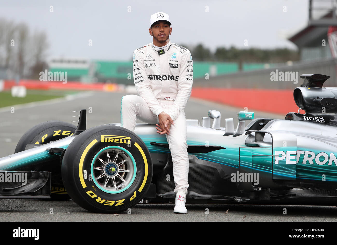 Lewis Hamilton avec la nouvelle Mercedes W08 de Formule 1 au cours de la Mercedes-AMG 2017 Lancement de voiture à Silverstone, Towcester. Banque D'Images