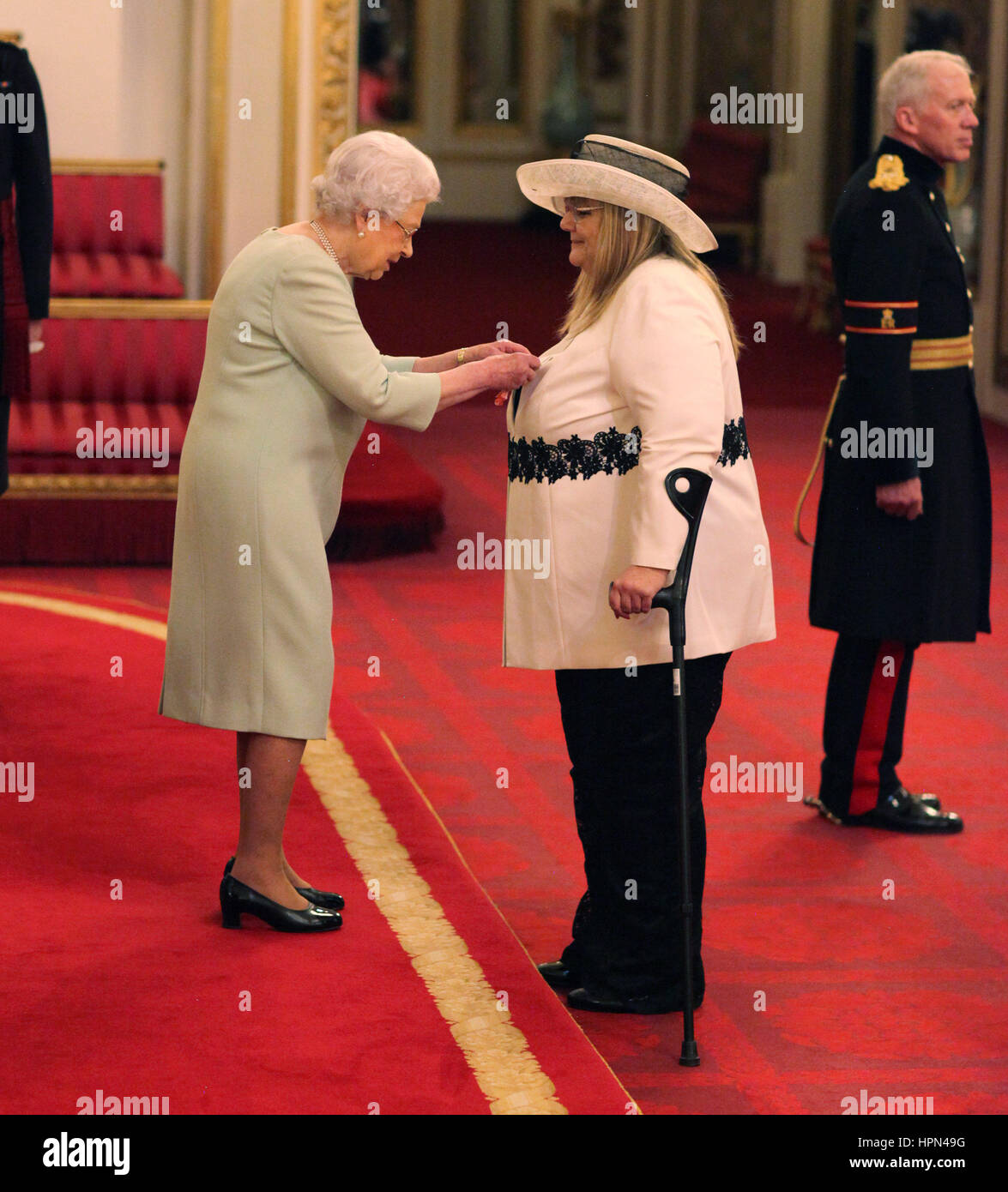 Françoise Hardy Lauren est fait un membre de l'ordre de l'Empire britannique (MBE) par la reine Elizabeth II lors d'une cérémonie à Buckingham Palace, Londres. Banque D'Images