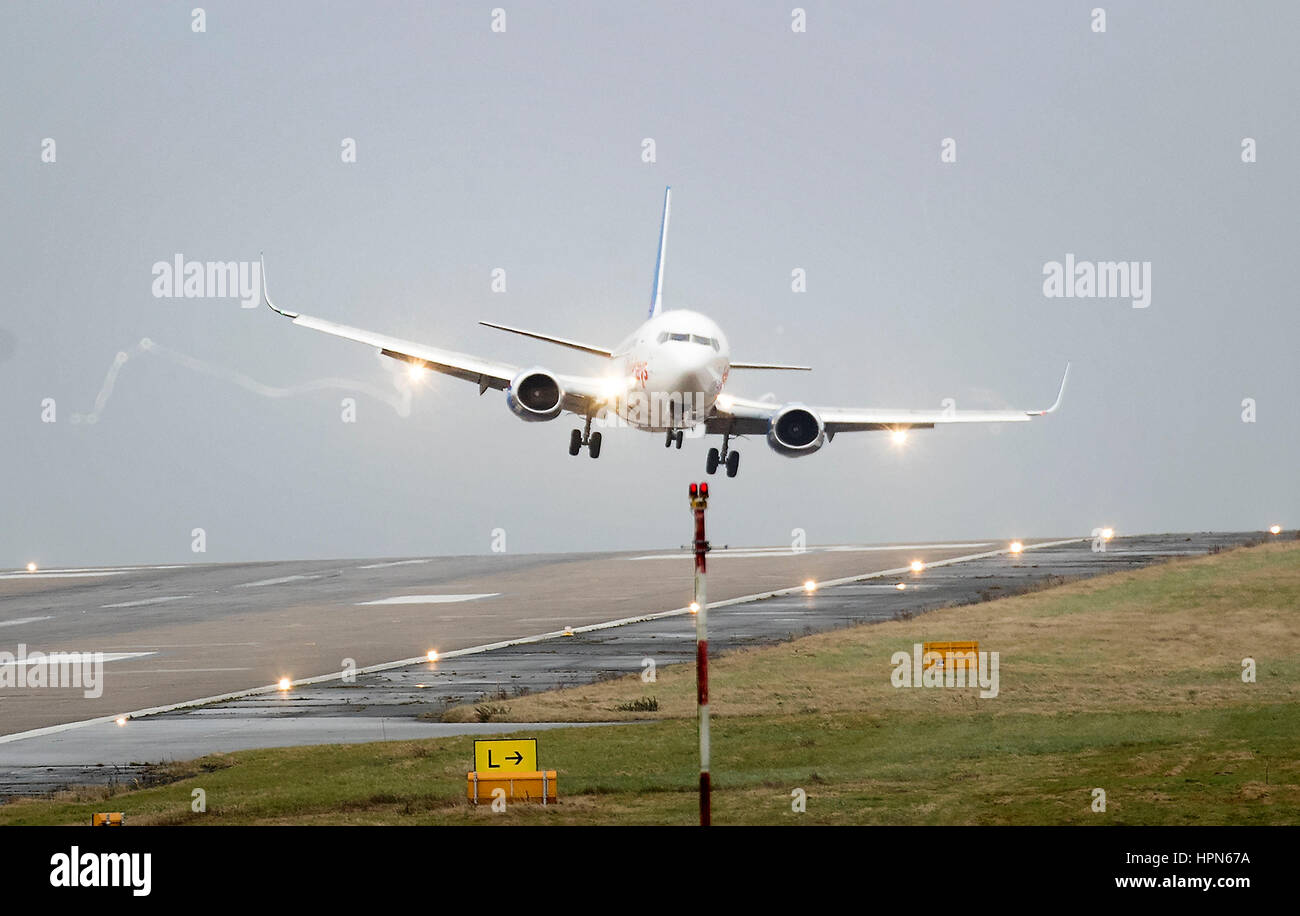 PABEST vient dans un avion d'atterrir à l'aéroport de Leeds Bradford comme les vols ont été annulés et les banlieusards ont été avertis qu'ils connu des retards après la tempête Doris atteint près de 90mph sur sa façon de battre la Grande-Bretagne. Banque D'Images