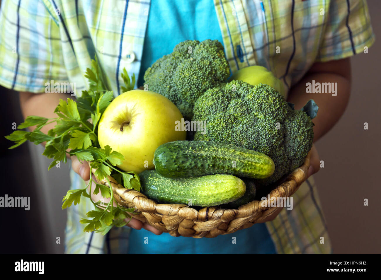 Personne (mains) tenir avec panier de légumes verts bio (brocoli,  concombre, pomme et persil) - régime de detox bio végétarien végétalien  matières ea Photo Stock - Alamy
