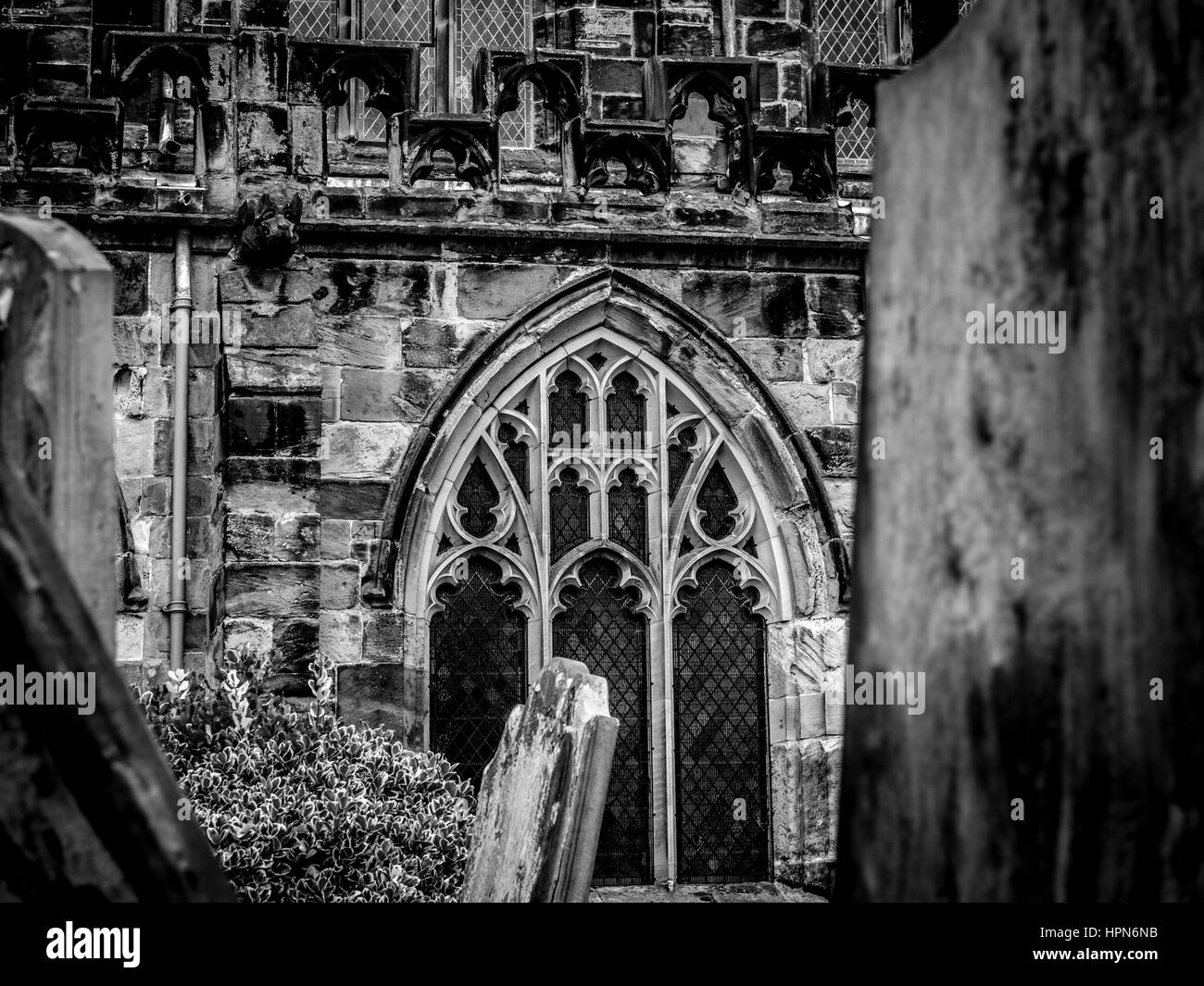 Pierres tombales et fenêtre à l'église St Mary, Thirsk, UK Banque D'Images