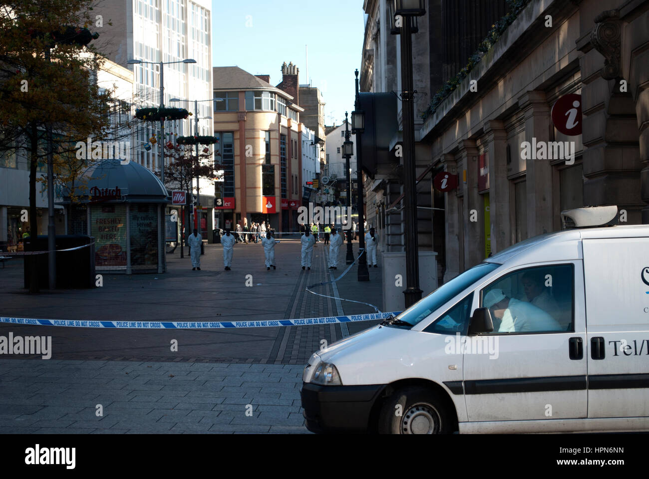 La conduite de la police une recherche judiciaire derrière cordon sur une ligne longue, Nottingham après un couteau Banque D'Images