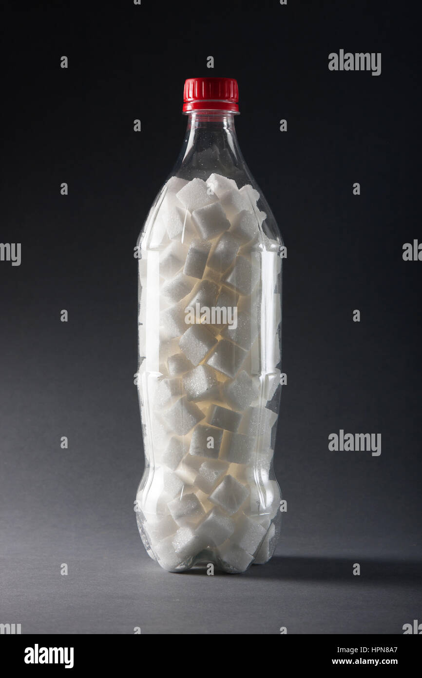 Concept d'aliments malsains - le sucre dans les boissons gazeuses. Quantité élevée de sucre dans les boissons Banque D'Images