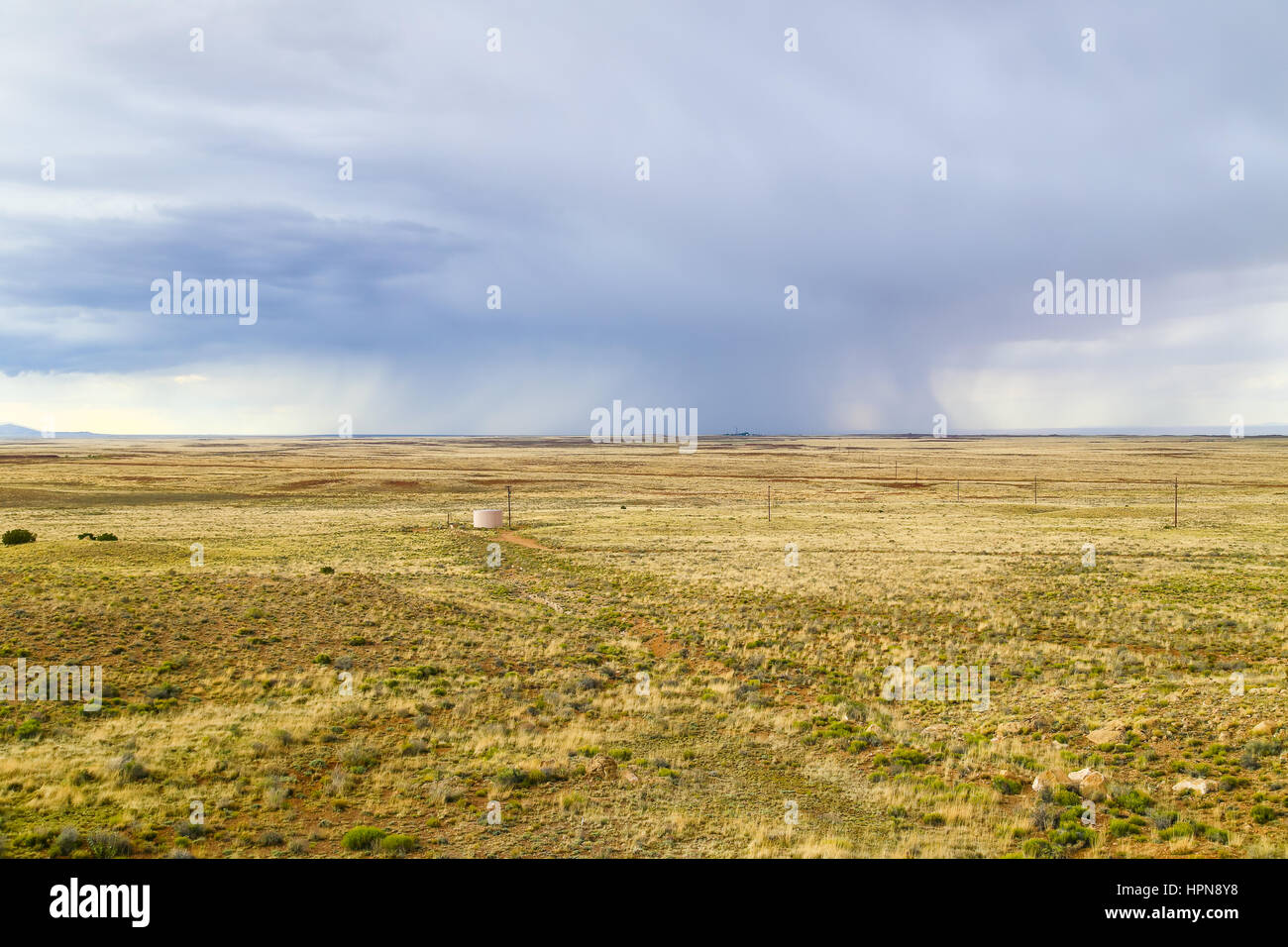 Vue sur le nord de l'Arizona désert près de Winslow, Arizona, USA, avec des nuages de pluie au loin. Banque D'Images