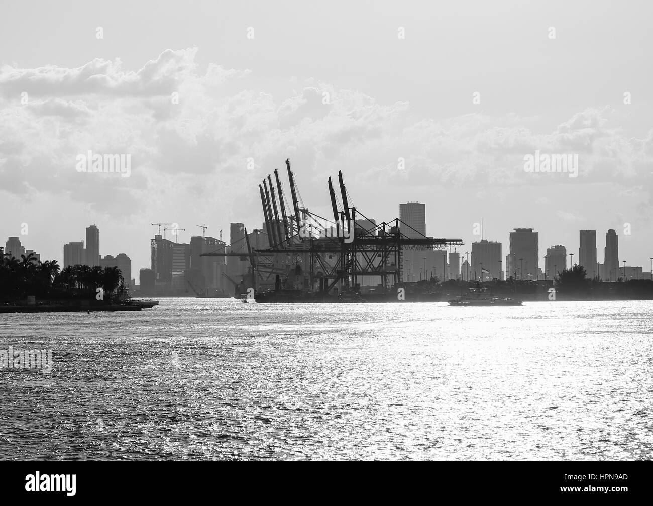 MIAMI BEACH, USA - 9 mai 2015 : l'entrée du port de Miami avec un remorqueur et l'horizon à l'arrière. Capturé en noir et blanc. Banque D'Images