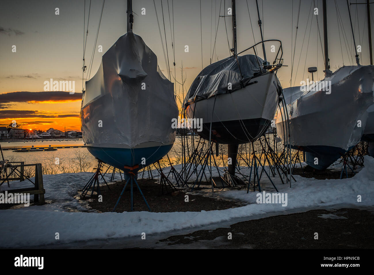 Chaque lever du soleil s'approche de printemps.Les couvercles se détacher, les bateaux seront remis à l'eau, et il sera comme ils sont connus, les embarcations de plaisance. Banque D'Images