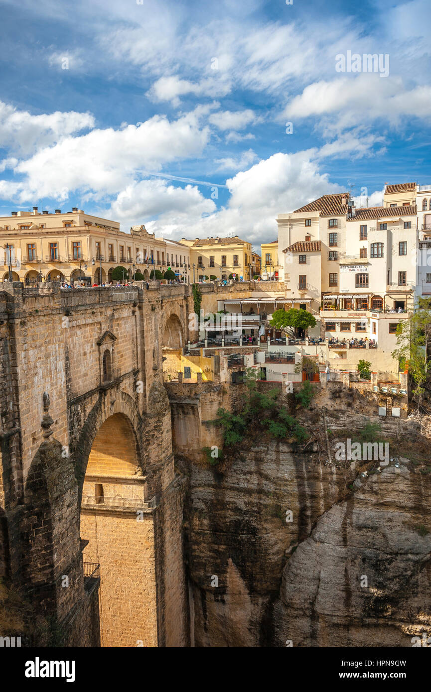 La construction du nouveau pont de Ronda sur El Tajo et la rivière Guadalevín, province de Malaga, vue de balcon Mirador de Aldehuela, Andalousie, Espagne Banque D'Images