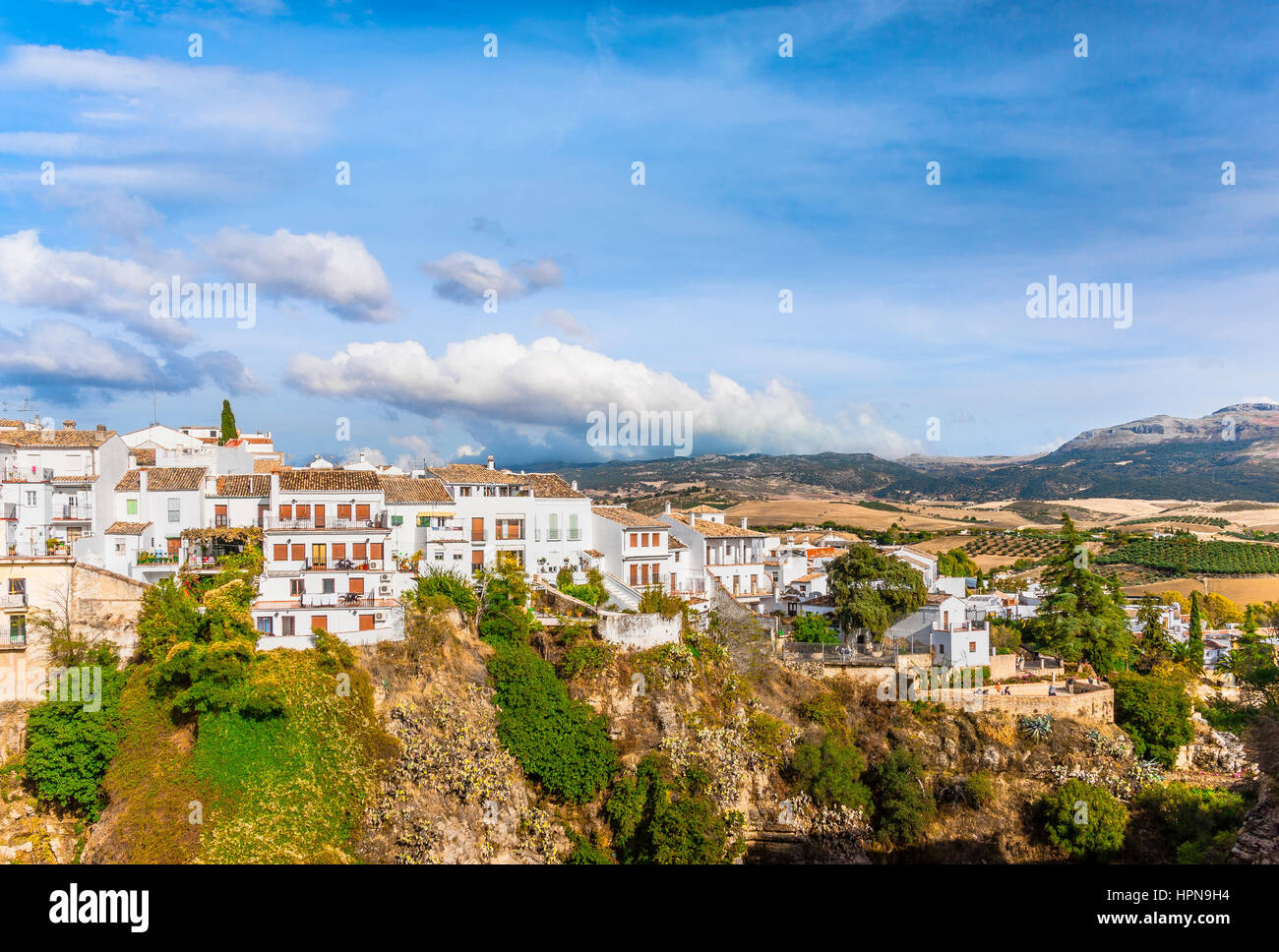 Ronda et vue de la Sierra de las Nieves, province de Malaga, vue de balcon Mirador de Aldehuela, Andalousie, Espagne Banque D'Images