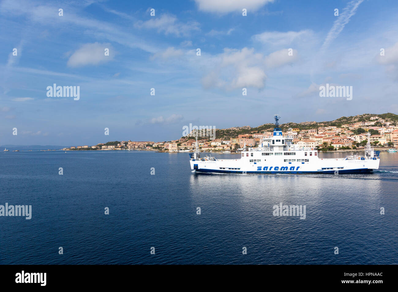 Ferry Saremar en face de l'île de La Maddalena, l'île principale de l'archipel Maddalena di,Italie Banque D'Images