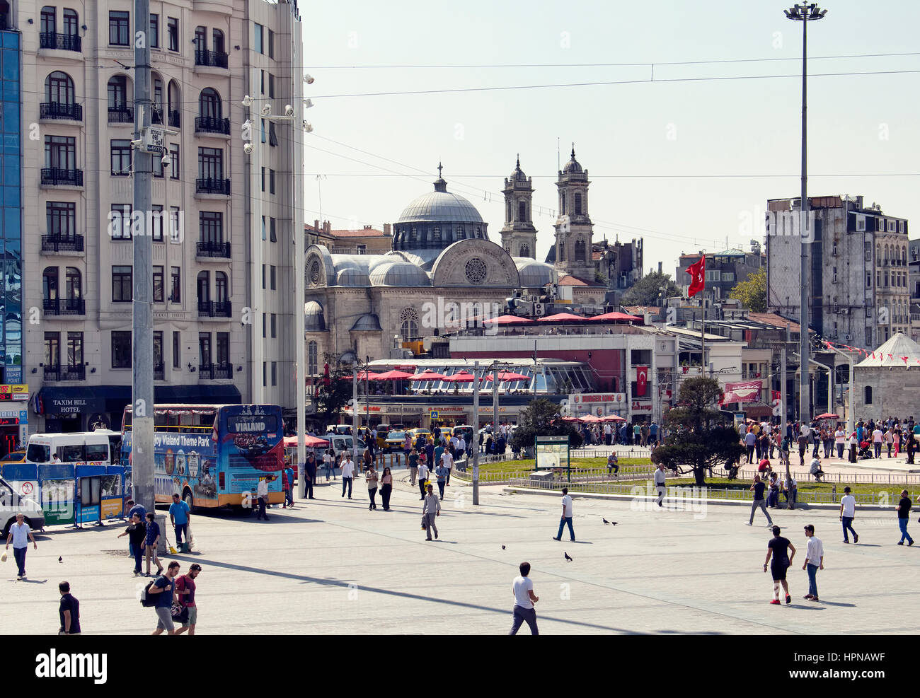 Vue sur la place Taksim à Istanbul, situé dans la partie européenne, est l'une des principales attractions touristiques et de loisirs. De nombreuses personnes et de Hagia Triada - Ayia Triada Banque D'Images