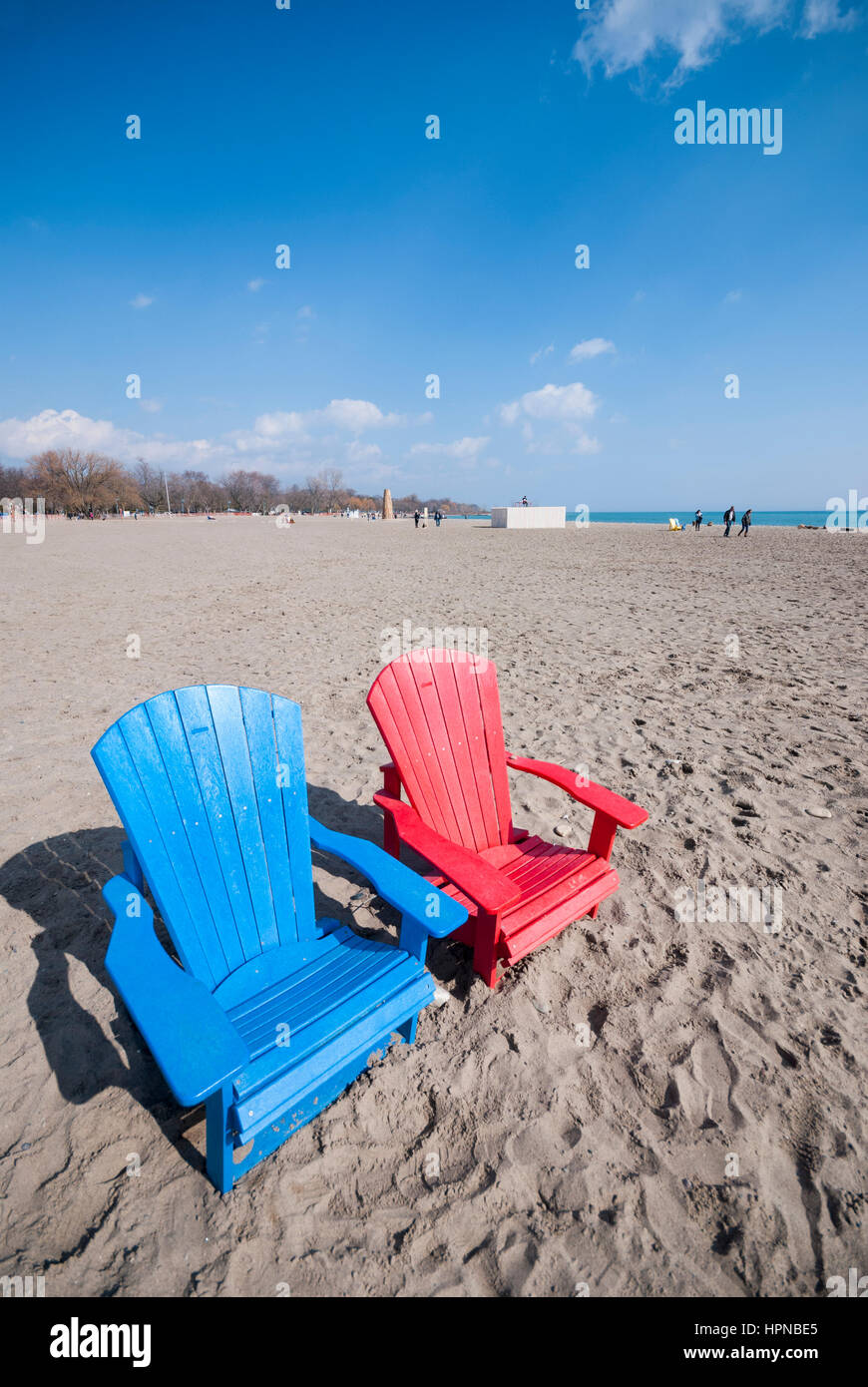 L'une des nombreuses paires de Muskoka chaises style coloré placées aléatoirement sur les plages de Kew Beach district de Toronto (Ontario) Canada. Banque D'Images
