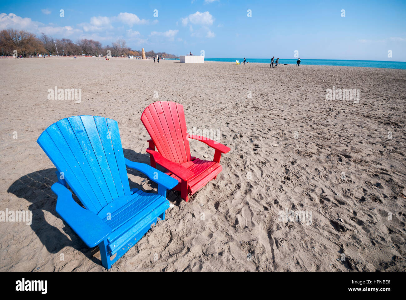L'une des nombreuses paires de Muskoka chaises style coloré placées aléatoirement sur les plages de Kew Beach district de Toronto (Ontario) Canada. Banque D'Images