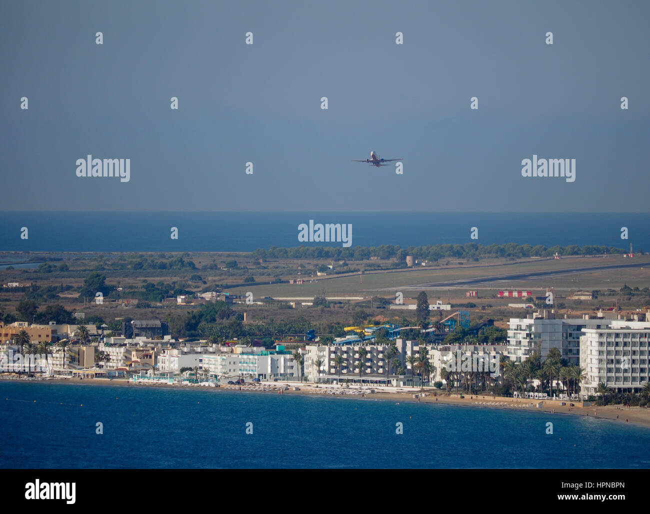 Aéroport À IBIZA IBIZA ESPAGNE AVEC Avion au décollage Banque D'Images