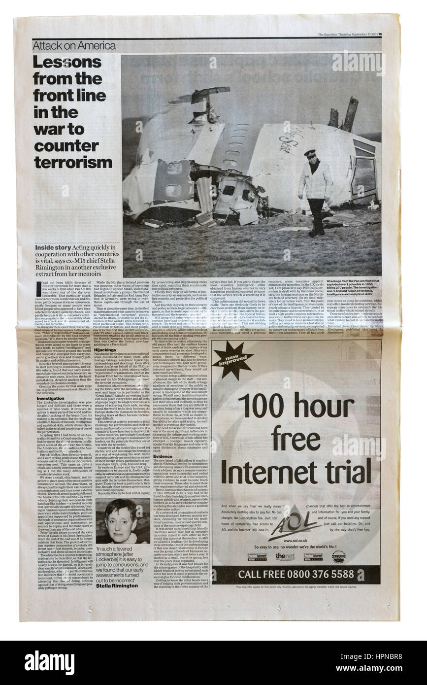 Un article du Guardian décrivant les activités terroristes, y compris une photo du vol Pan Am 103 détruits au-dessus de Lockerbie. Banque D'Images