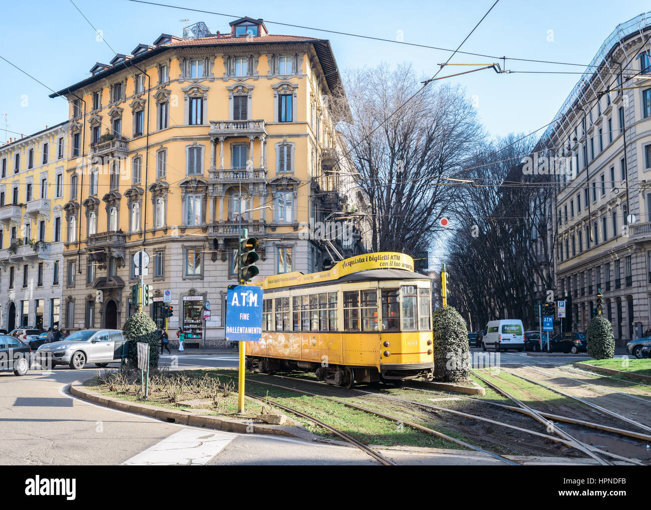 Un jaune de style vintage tramway milanais du début du xxe siècle, qui est encore populaire dans le centre de Milan, Italie Banque D'Images