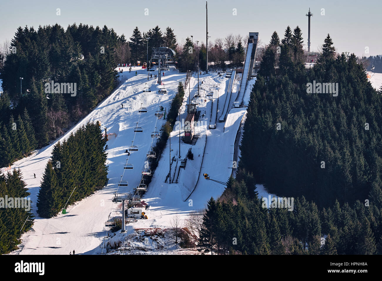 WINTERBERG, ALLEMAGNE - 15 février 2017 : les rampes de saut à ski, de tailles différentes au carrousel de ski de Winterberg Banque D'Images