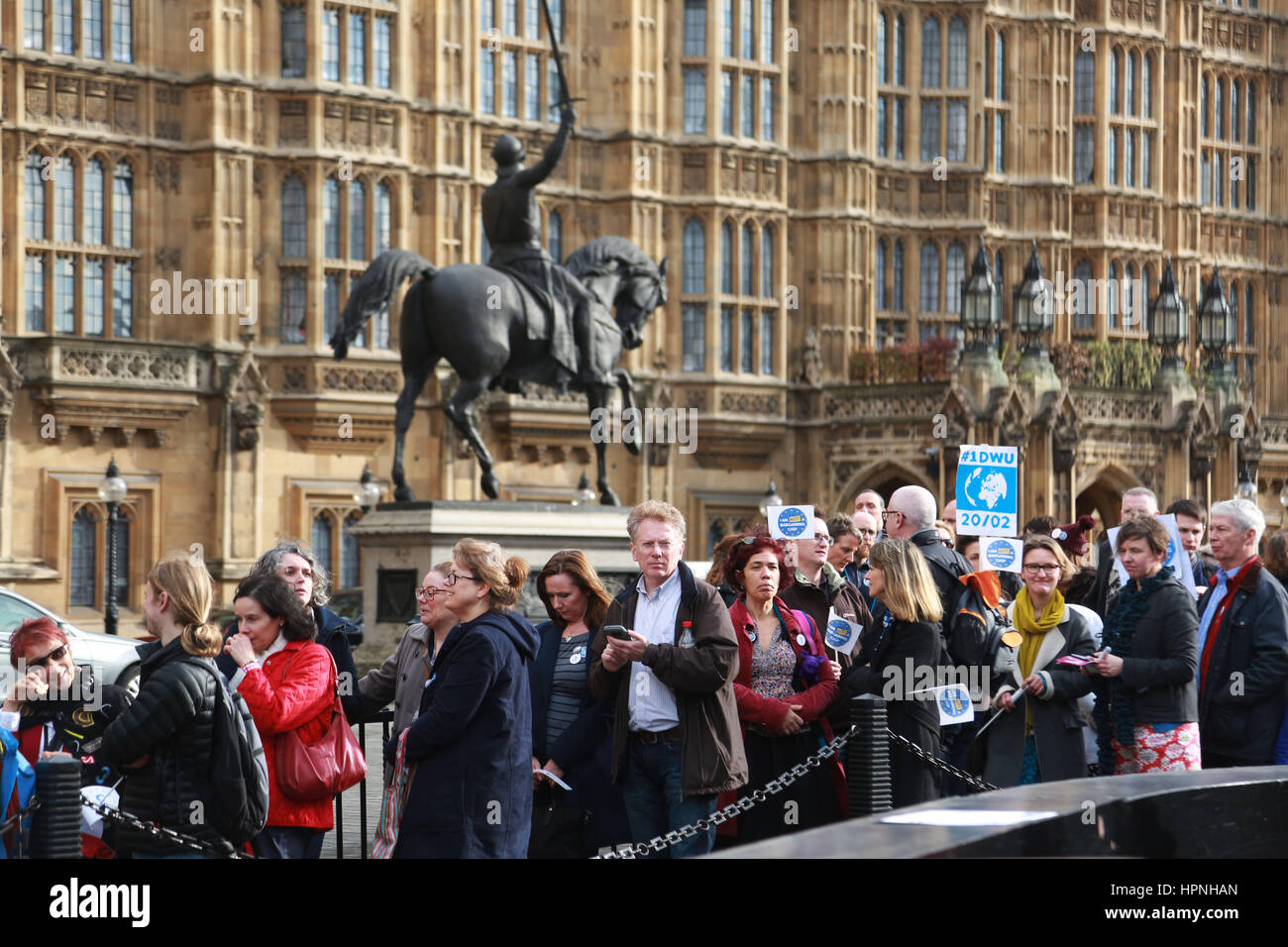 Les citoyens de l'UE la queue pour aller voir leur député. 1 jour sans nous est une manifestation nationale pour mettre en évidence que les citoyens de l'UE au Royaume-Uni l'impression de plaquettes dans bagaining Banque D'Images