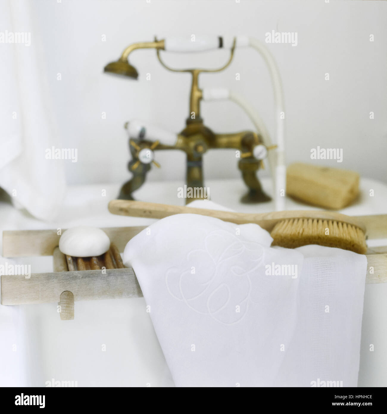 Sur une baignoire toilette rack. Banque D'Images