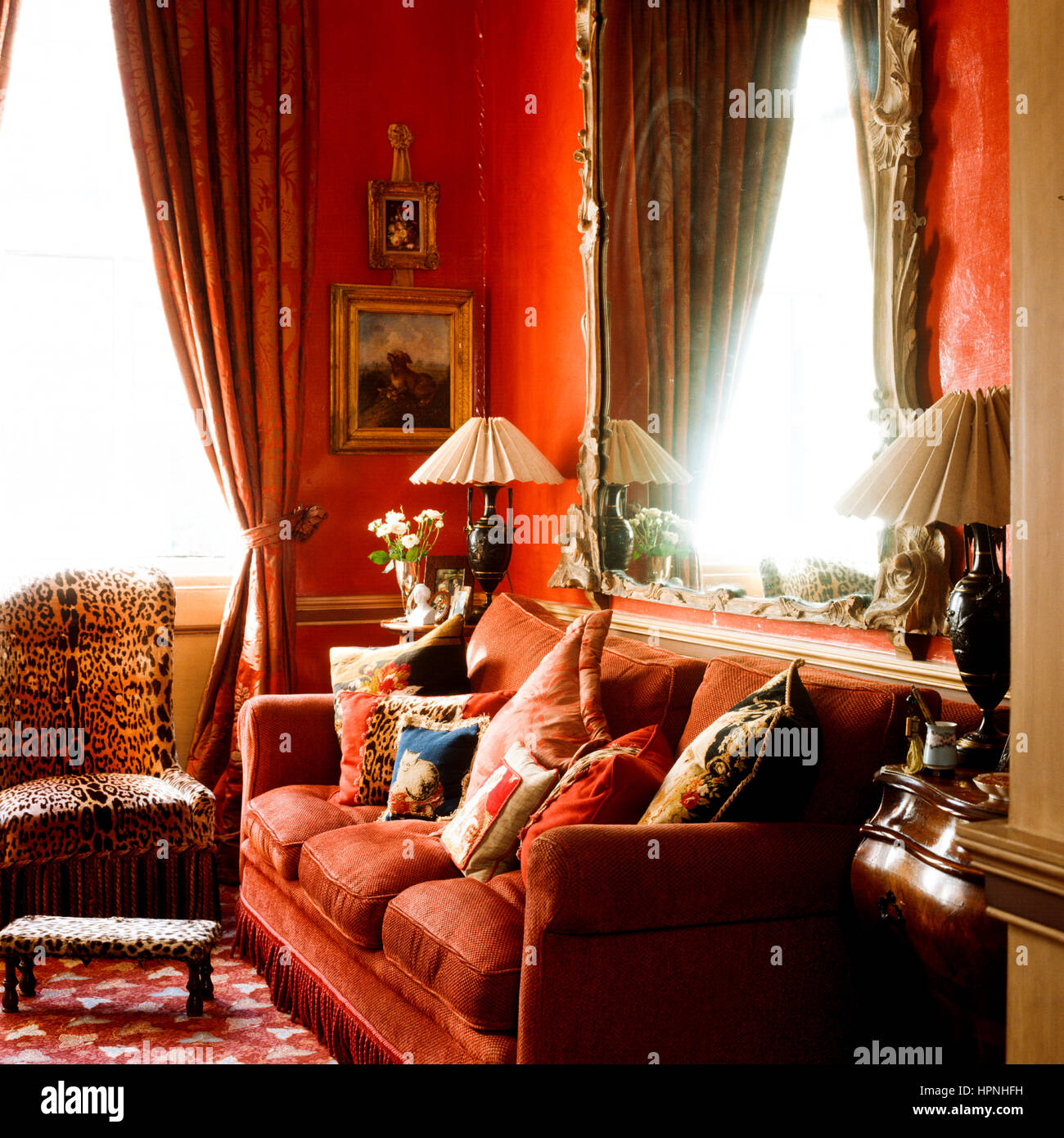 Un rouge vibrant salon. Banque D'Images