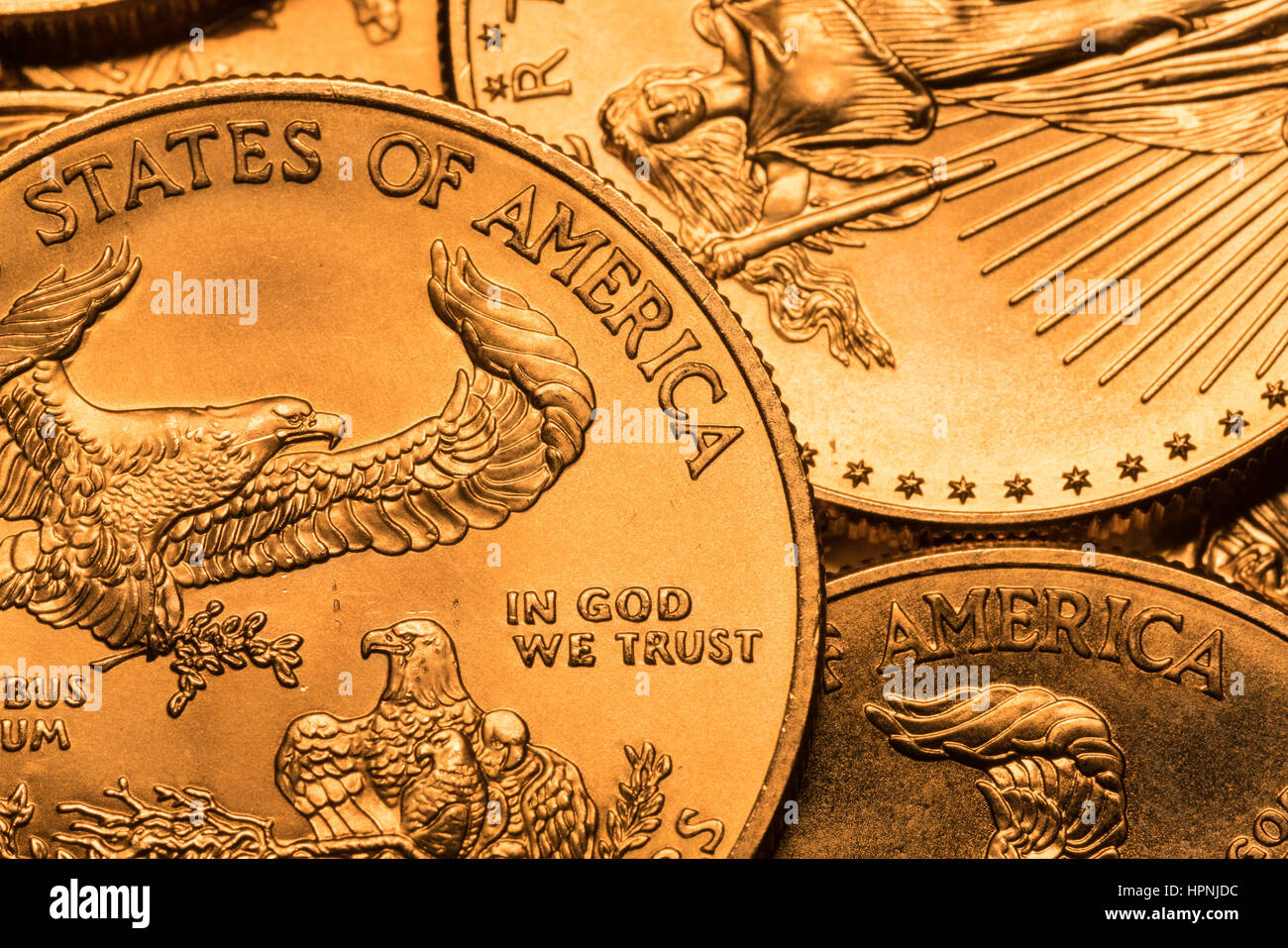 Pièce d'une once d'Aigle d'or contre un fond doré d'autres jetons avec l'accent sur le symbole de la Liberté Banque D'Images