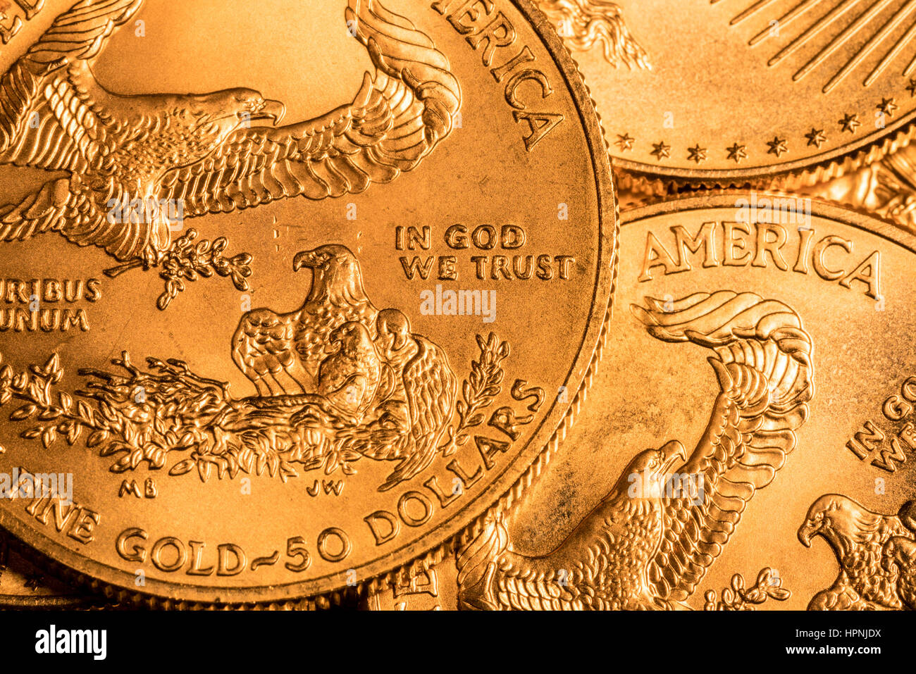 Pièce d'une once d'Aigle d'or contre un fond doré d'autres jetons avec l'accent sur le symbole de la Liberté Banque D'Images