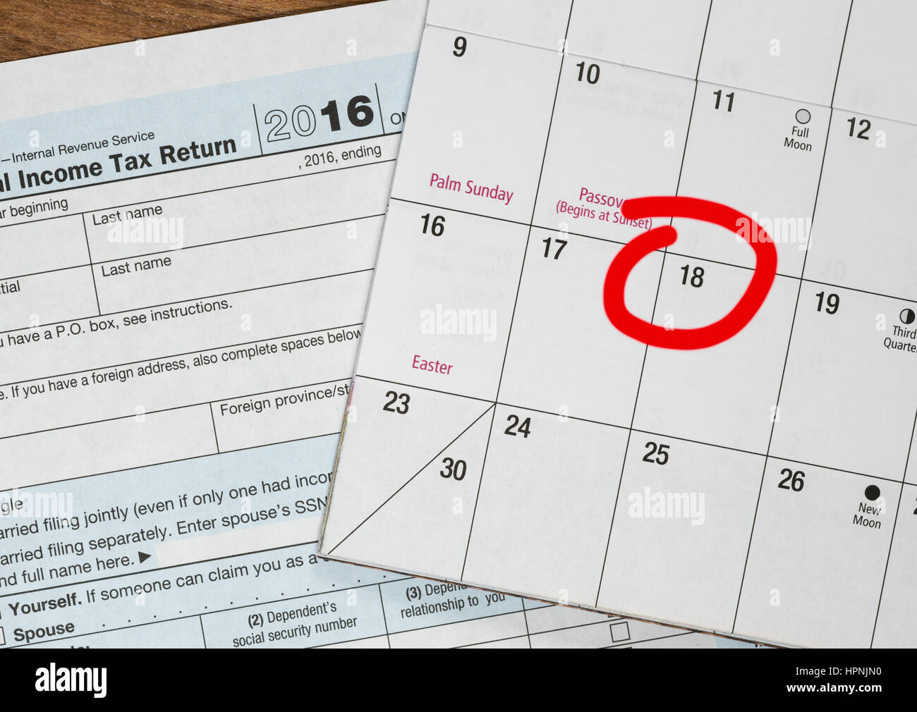 Calendrier sur le haut du formulaire 1040 Formulaire de déclaration de revenus pour l'année 2016 montrant tax day pour le dépôt est le 18 avril 2017 Banque D'Images