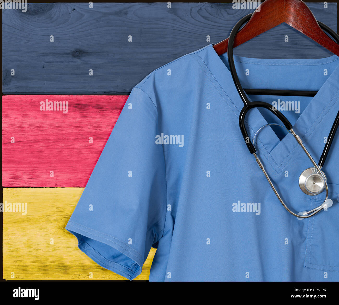 Médecin bleu chemise stéthoscope et gommages vide accrocher en face de drapeau allemand. Illustration du personnel médical en provenance d'autres pays pour la santé du personnel Banque D'Images