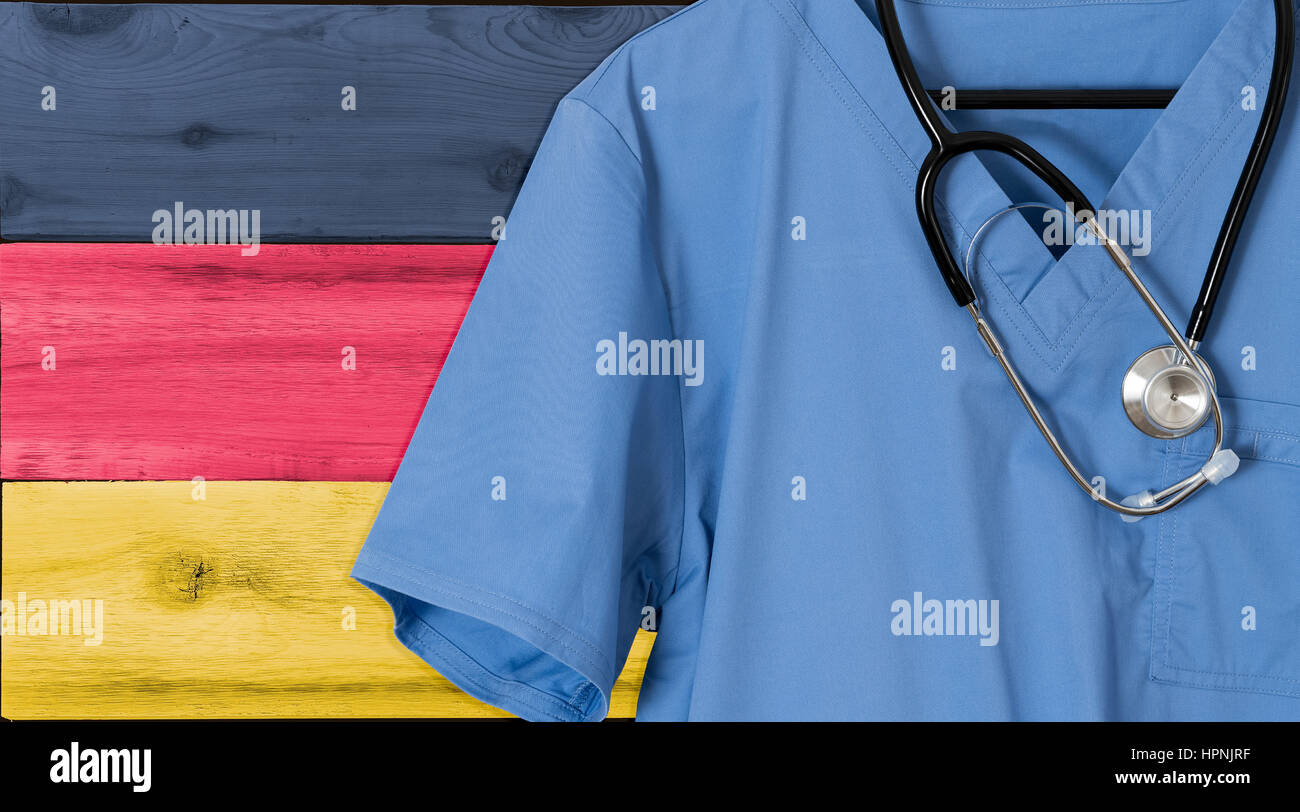 Médecin bleu chemise stéthoscope et gommages vide accrocher en face de drapeau allemand. Illustration du personnel médical en provenance d'autres pays pour la santé du personnel Banque D'Images