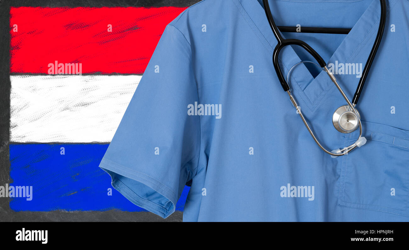 Médecin bleu chemise stéthoscope et gommages vide accrocher en face de Luxembourg drapeau. Illustration du personnel médical en provenance d'autres pays au personnel il Banque D'Images