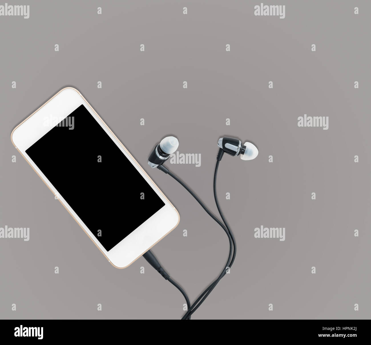 MP3 lecteur de musique numérique intégré au smartphone ou téléphone mobile  avec écouteurs sur un arrière-plan gris Photo Stock - Alamy