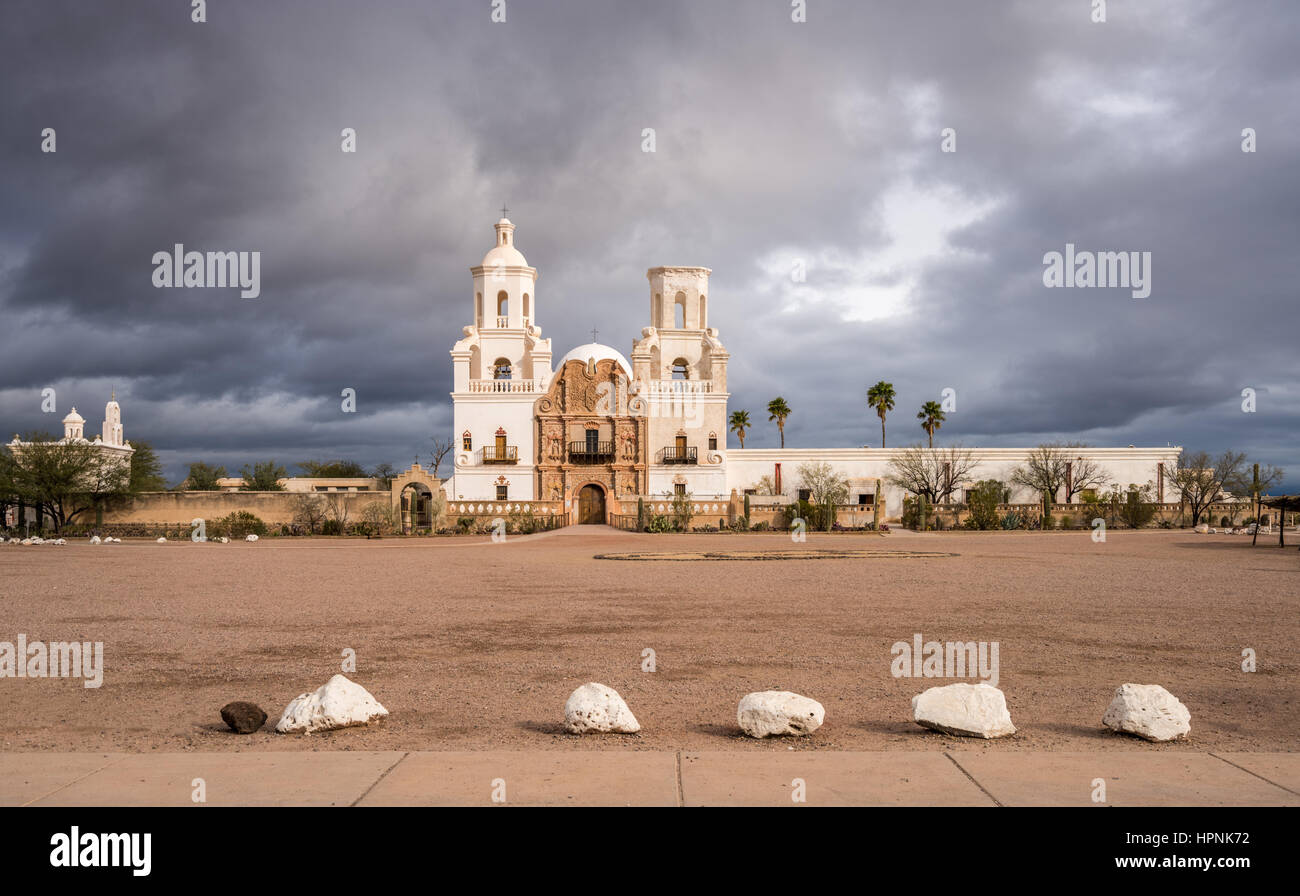 Début de mission San Xavier del Bac connu sous le nom de colombe blanche dans le désert sur un jour nuageux près de Tucson en Arizona Banque D'Images