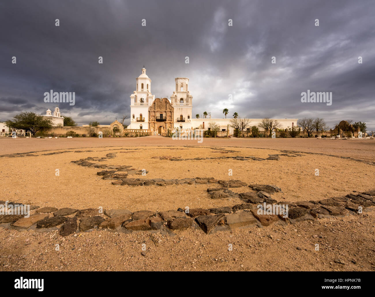 Début de mission San Xavier del Bac connu sous le nom de colombe blanche dans le désert sur un jour nuageux près de Tucson en Arizona Banque D'Images