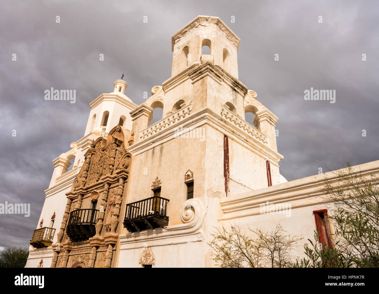 Début de mission San Xavier del Bac connu sous le nom de colombe blanche dans le désert sur un jour nuageux près de Tucson en Arizona Banque D'Images