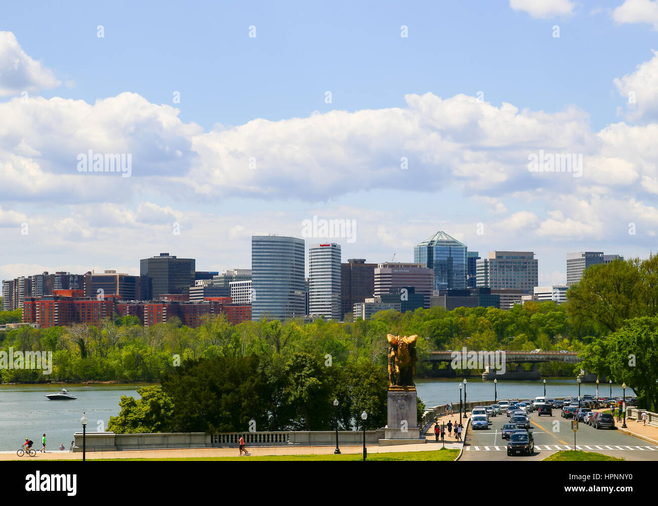 Washington DC, USA - 2 mai 2015 : l'horizon de Rosslyn, Virgina, vu depuis le Lincoln Memorial. Banque D'Images