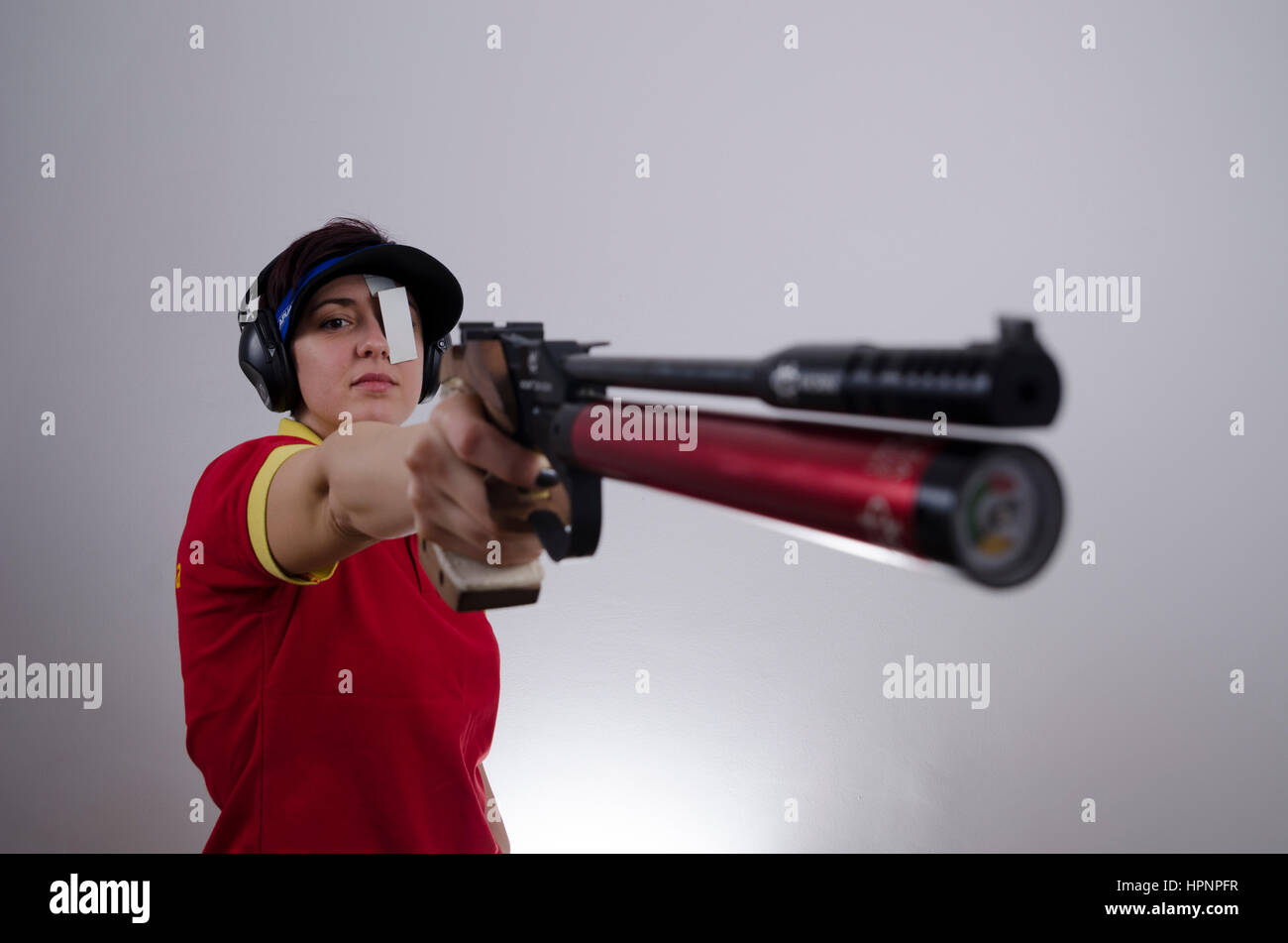 Jeune femme avec pistolet air Banque D'Images