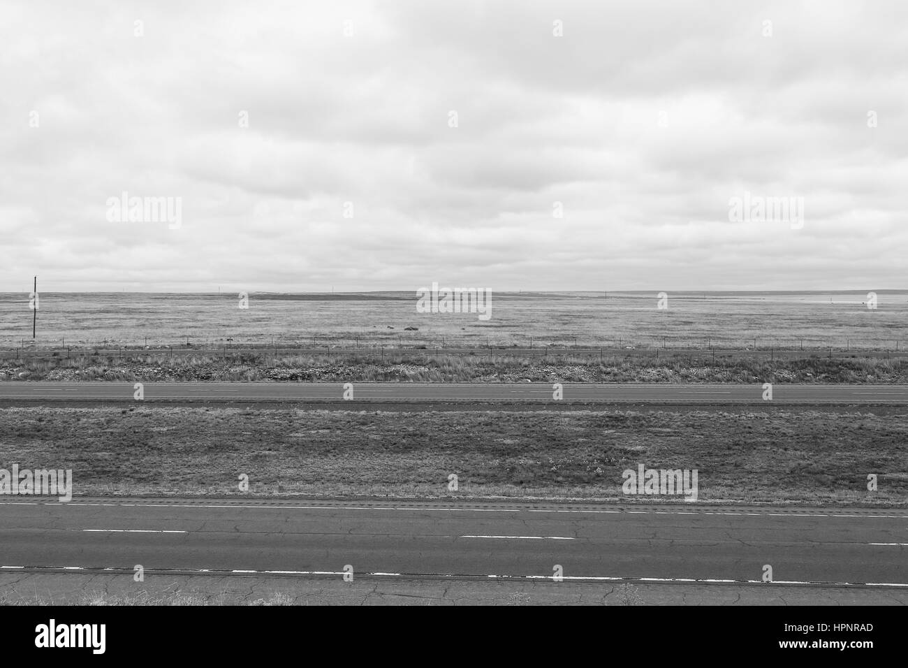 Interstate 25 vide près de wagon Mound au Nouveau Mexique, USA, en monochrome. Banque D'Images