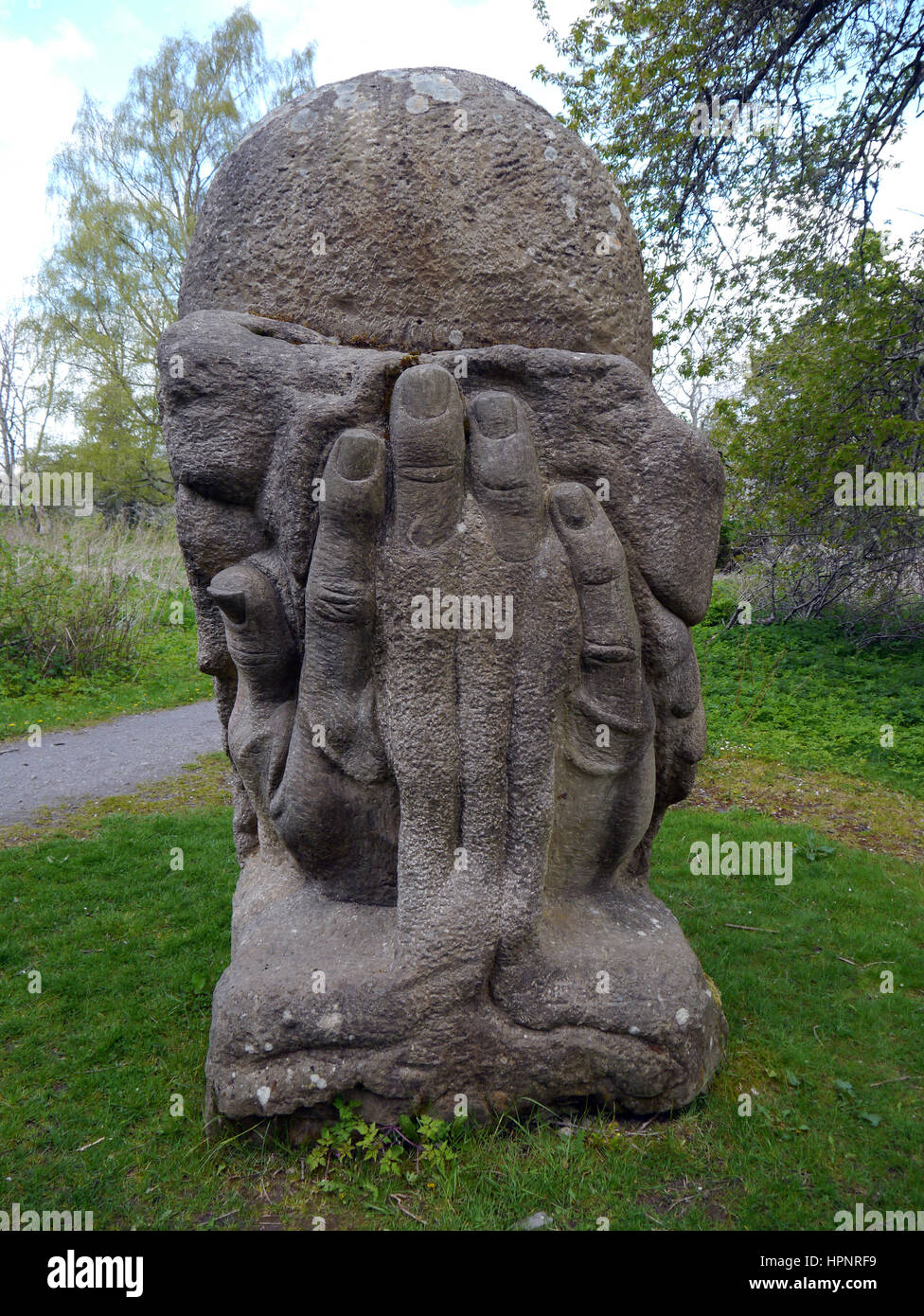 Une part de la sculpture sur pierre appelés Objectifs du Millénaire pour une partie de la Sculpture Trail, Bruce Frank Inshriach Forest, Feshiebridge, Parc National de Cairngorms, en Écosse. Banque D'Images
