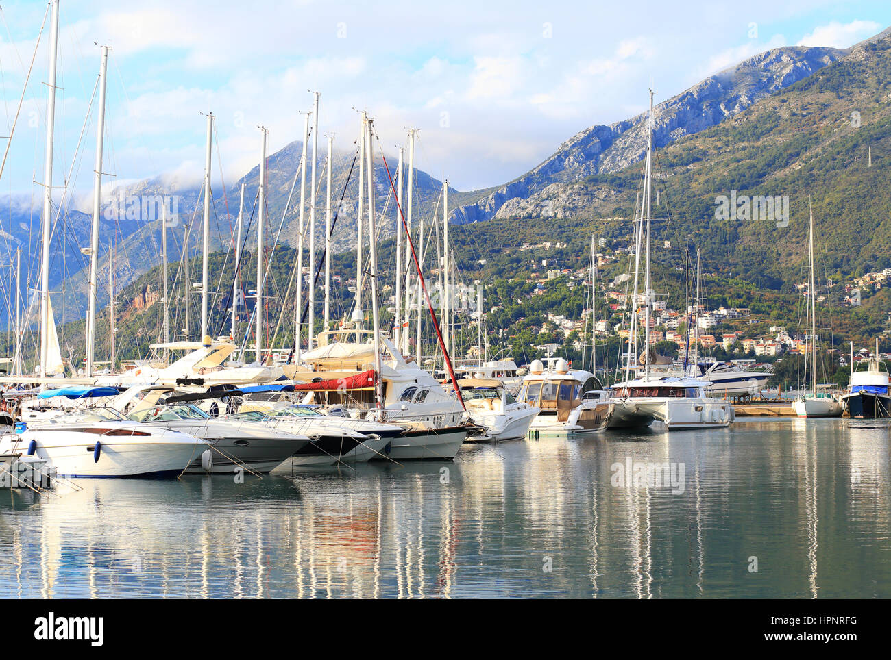 Journée ensoleillée en été avec quais yachts et bateaux Banque D'Images