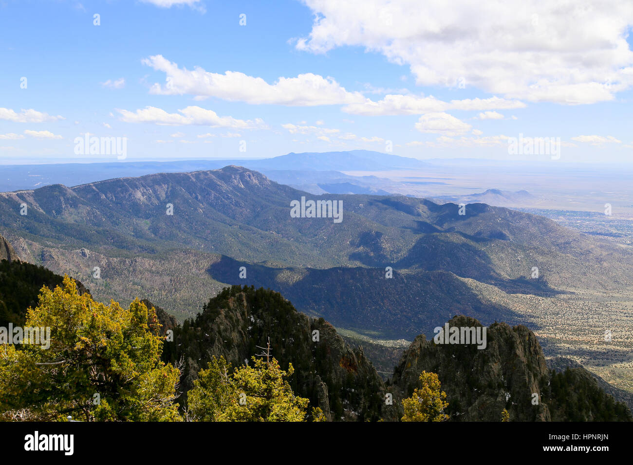 Vue sur les montagnes de Sandia (Sandia Crest près de Albuquerque, USA, les conifères et les rochers au premier plan. Banque D'Images