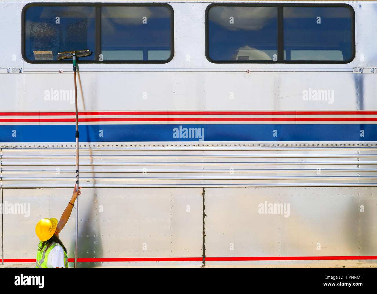 Albuquerque, USA - Le 24 mai 2015 : un travailleur est nettoyer les fenêtres d'une voiture à deux niveaux du train de voyageurs Amtrak Chef sud-ouest à la gare. Banque D'Images