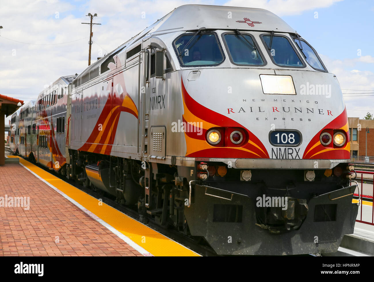 Albuquerque, USA - Le 24 mai 2015 : les voitures bilevel et moteur du Nouveau Mexique Runner Rail Express à la gare. Banque D'Images