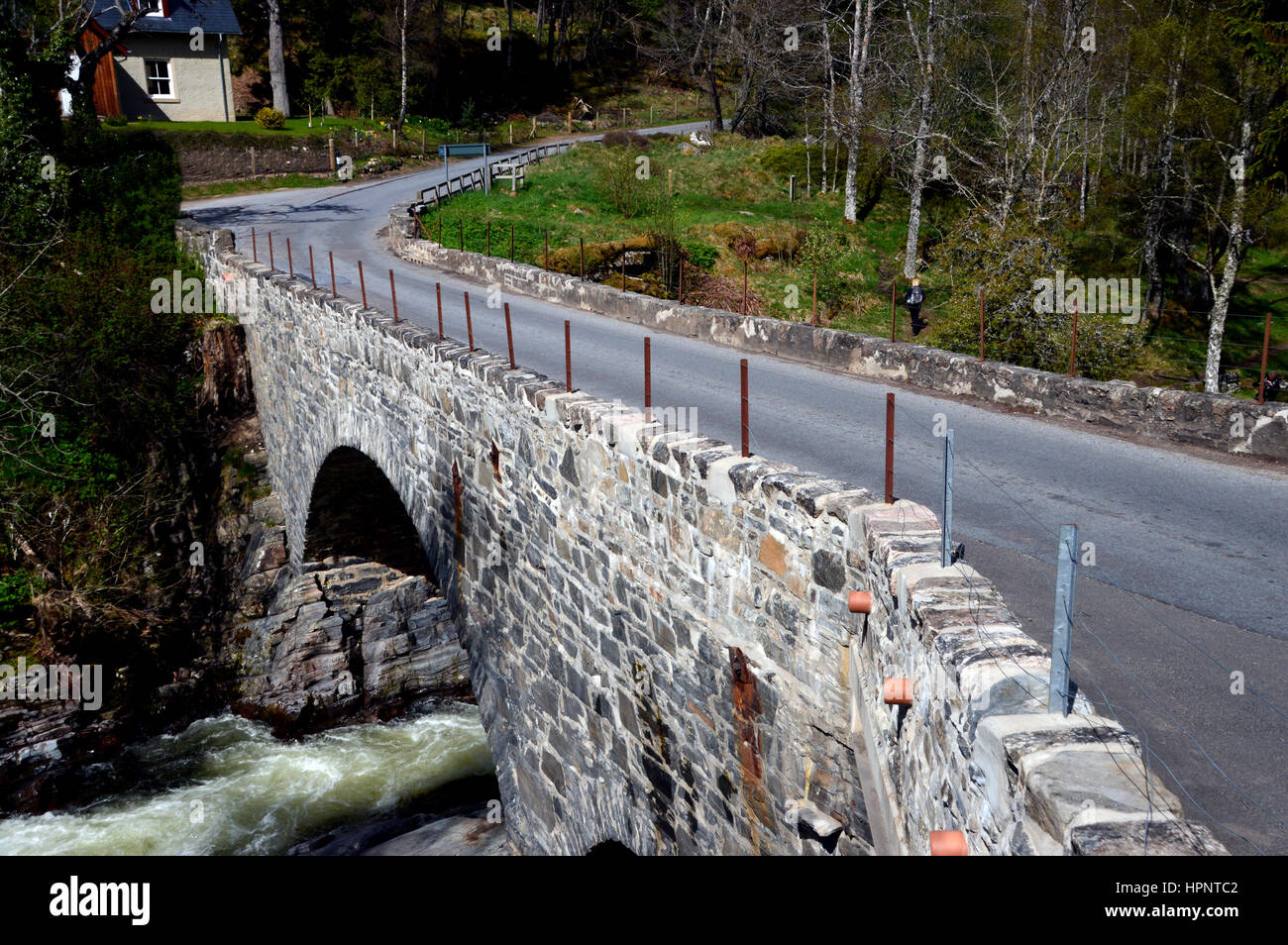 La pierre pont routier sur la rivière Feshie Feshiebridge ay sur l'East Highland Way dans les Highlands, Ecosse, Royaume-Uni. Banque D'Images