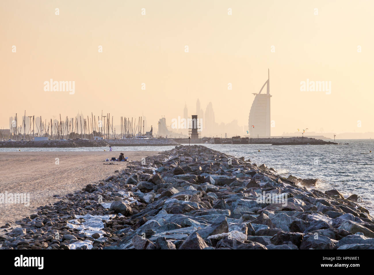 Plage publique à la côte du golfe Persique et l'hôtel Burj al Arab à Dubaï. Emirats Arabes Unis, Moyen Orient Banque D'Images