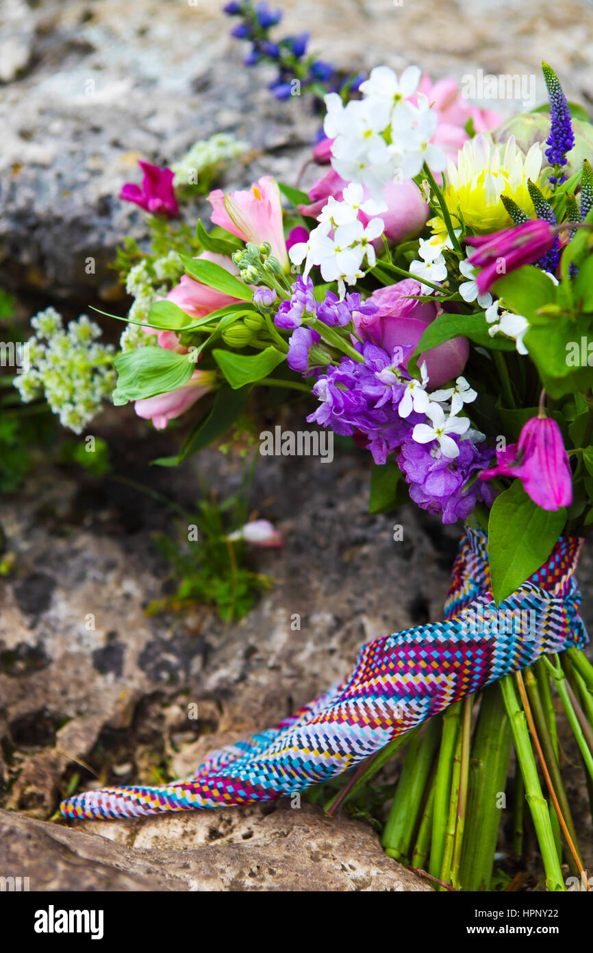 Bouquet de mariage rustique de fleurs colorées, et les succulentes artichok Banque D'Images Bouquet de mariage rustique de fleurs colorées, et les succulentes artichok Banque D'Images