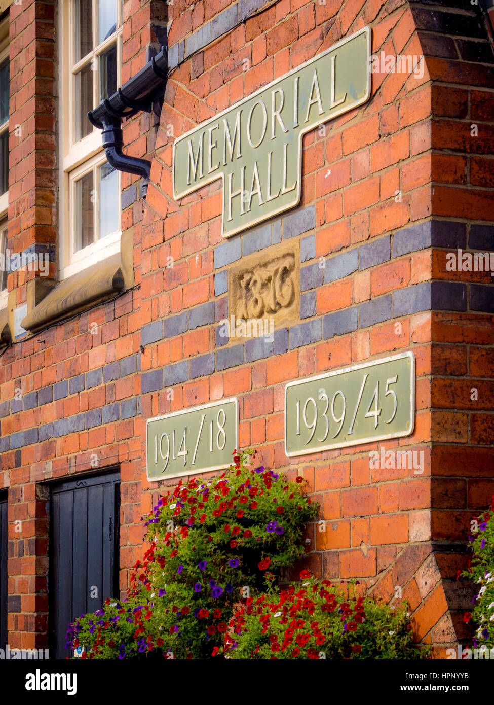 Memorial Hall et les plaques sur mur, Haxby, Yorkshire, UK. Banque D'Images