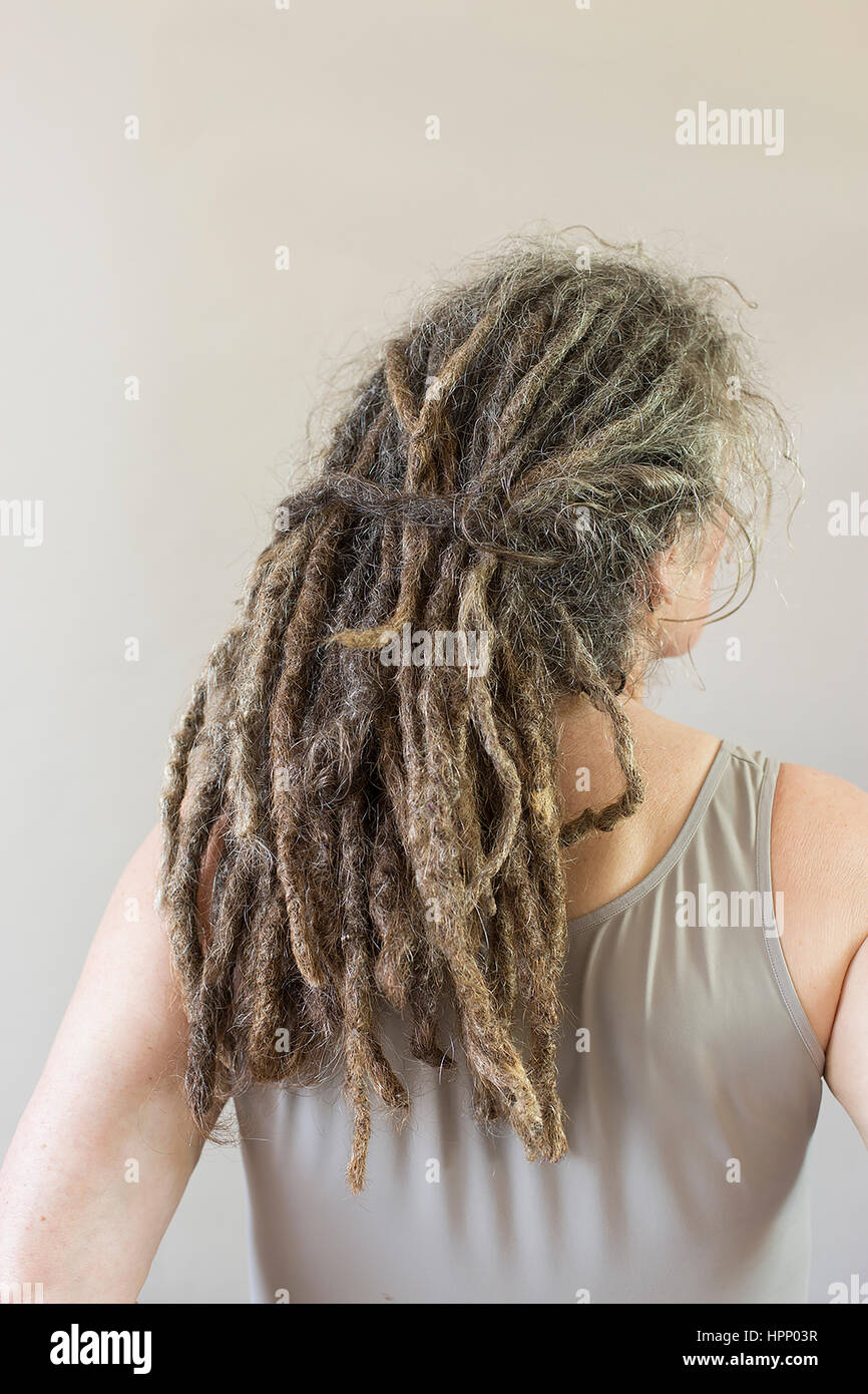 Femme à la cinquantaine avec des dreadlocks gris vu sur l'arrière Banque D'Images Femme à la cinquantaine avec des dreadlocks gris vu sur l'arrière Banque D'Images