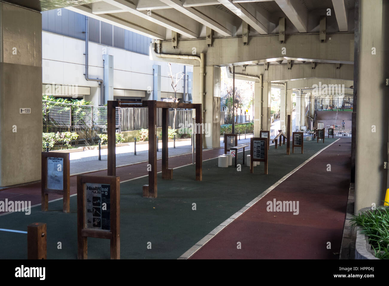 Une salle de sport en plein air situé sous l'autoroute Métropolitaine no 5 Route d'Ikebukuro dans Sekiguchi, Bunkyo, Tokyo, Japon. Banque D'Images