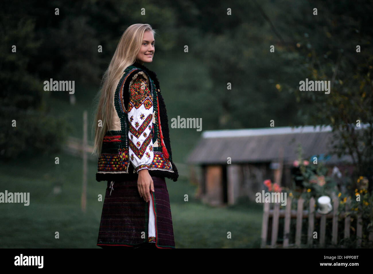Femme ukrainienne hutsul en costume national. Elle sourit. Banque D'Images